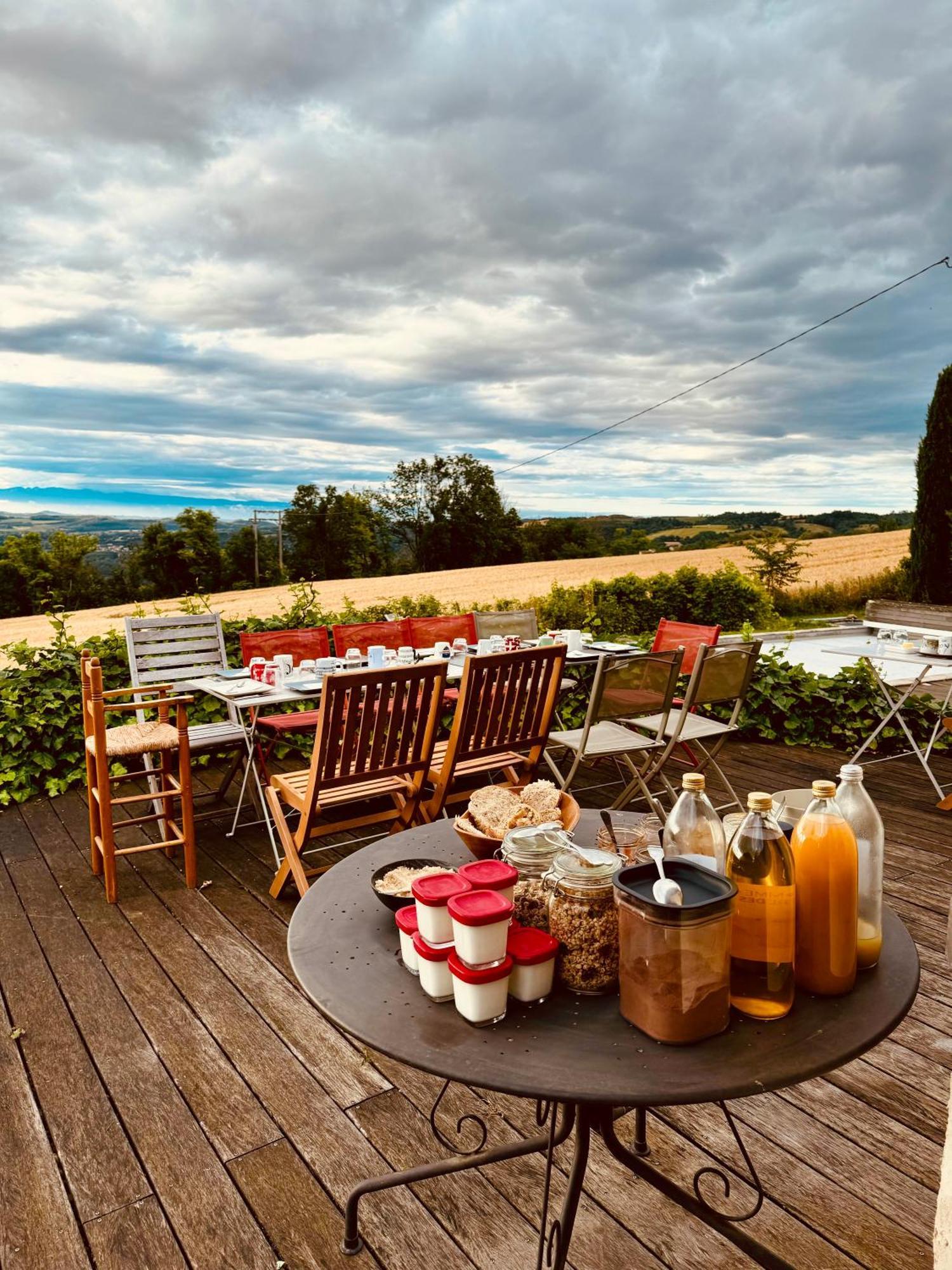 Les Garennes Hotel Saint-Uze Eksteriør billede
